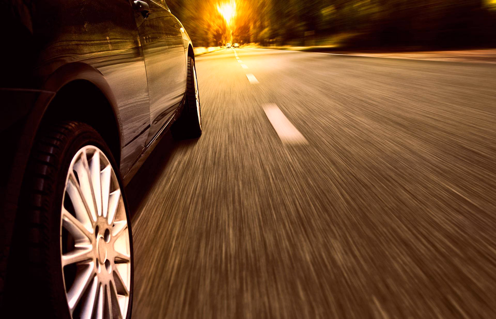 Auto auf einer Landstraße bei tiefstehender Sonne