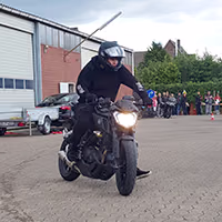Motorradschüler beim Training auf dem Übungsplatz